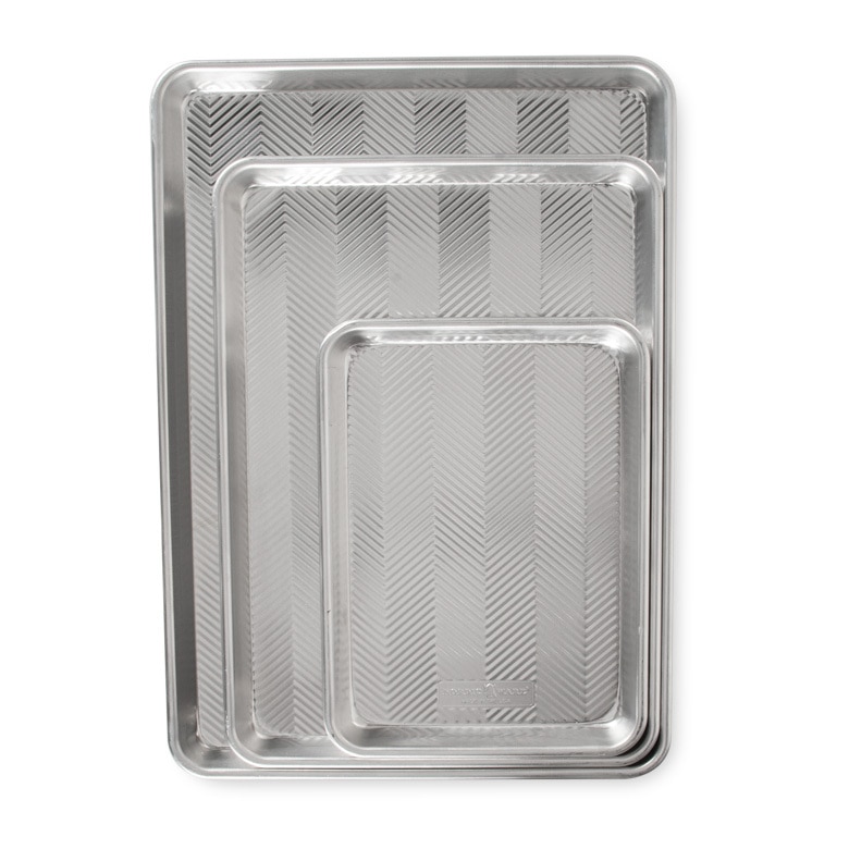 Classic 9 x 13 Pan with Embossed Prism Lid - Nordic Ware in 2023