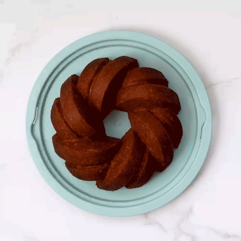 Let them eat cake! 🍰 $24.98 Nordic Ware Bundt Pan w/ cake keeper