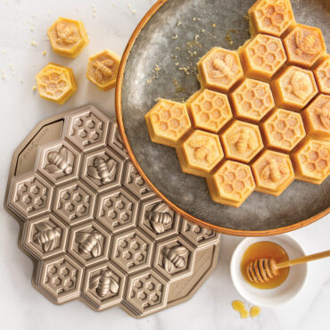 https://www.nordicware.com/wp-content/uploads/2021/04/85477_Honeycomb_Pull_Apart_Cake_with_pan_toffee_1K__17045.1680529778.1280.1280-370x370.jpg