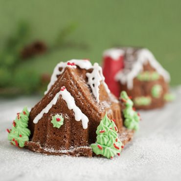 Nordic Ware Gingerbread Cottages Baking Pan