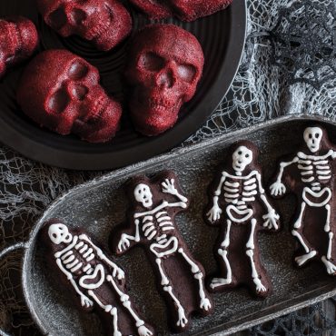 Skull cakes 💀 I bought the Nordic Ware Haunted Skull Cakelet Pan