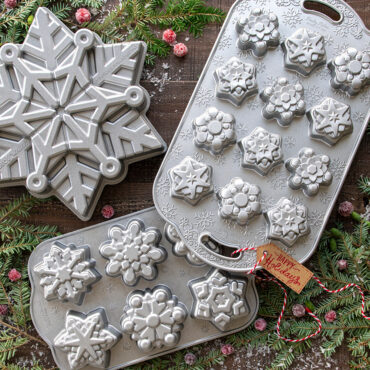 Snowflake cake pan 221 and Large Snowflake open baker 053 for this frigid  morning : r/Pyrex_Love
