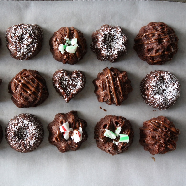 https://www.nordicware.com/wp-content/uploads/2021/05/brownie_bites_with_mint_drizzle.jpg