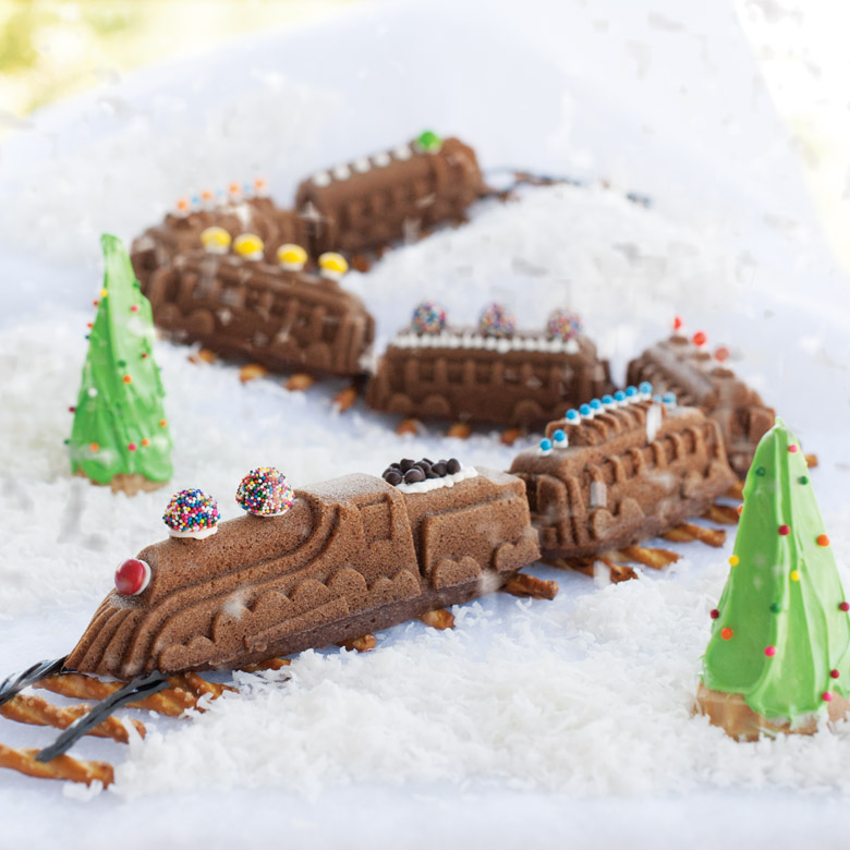 NordicWare Holiday CHRISTMAS Tree w/ Train BUNDT Cake Pan Cast Aluminum 10  Cups