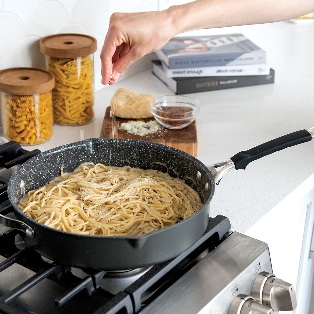 Image of Verde 12 inch skillet on stovetop with cooked parmesan pasta