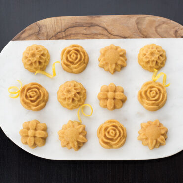 Petit Fours cakelets, cutting board