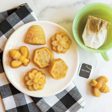 Baked bee cakes with tea