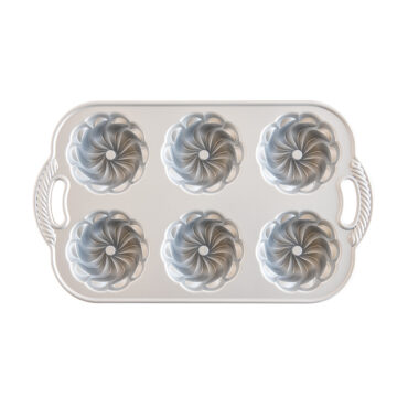 Pirouette Bundtlettes Pan interior, white sweep, overhead